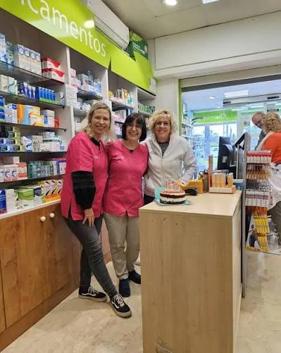 Interior y mostrador de Farmacia Sa Coma